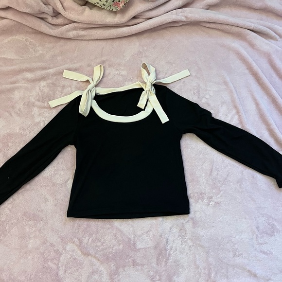 Black long sleeve with white bow detailing - Picture 2 of 2